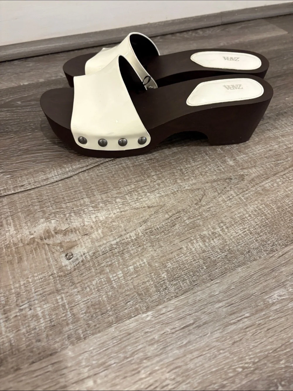 Zara White Patent Slide Sandals with Dark Brown Platform - Picture 7 of 9